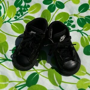 Nike Black Kids Sneakers with White Logo Size 6
